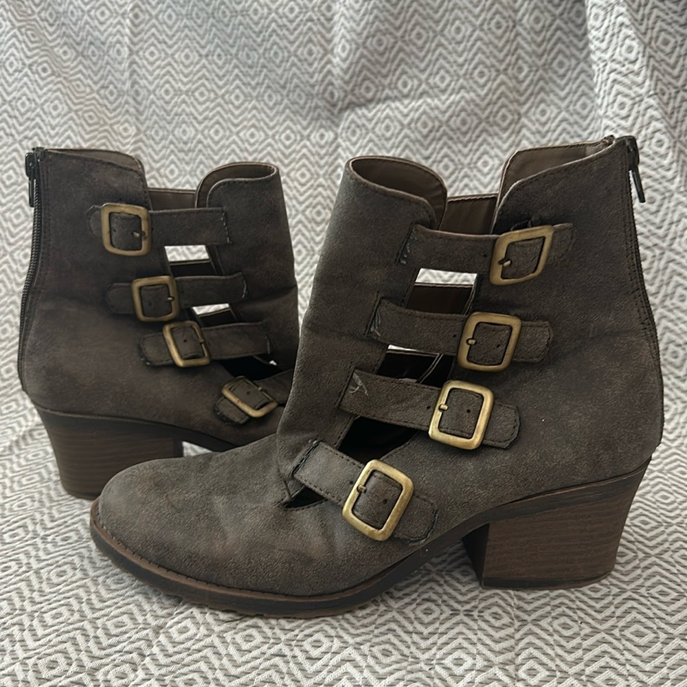 Knock off FreeBird - Size 9 - Qupid booties